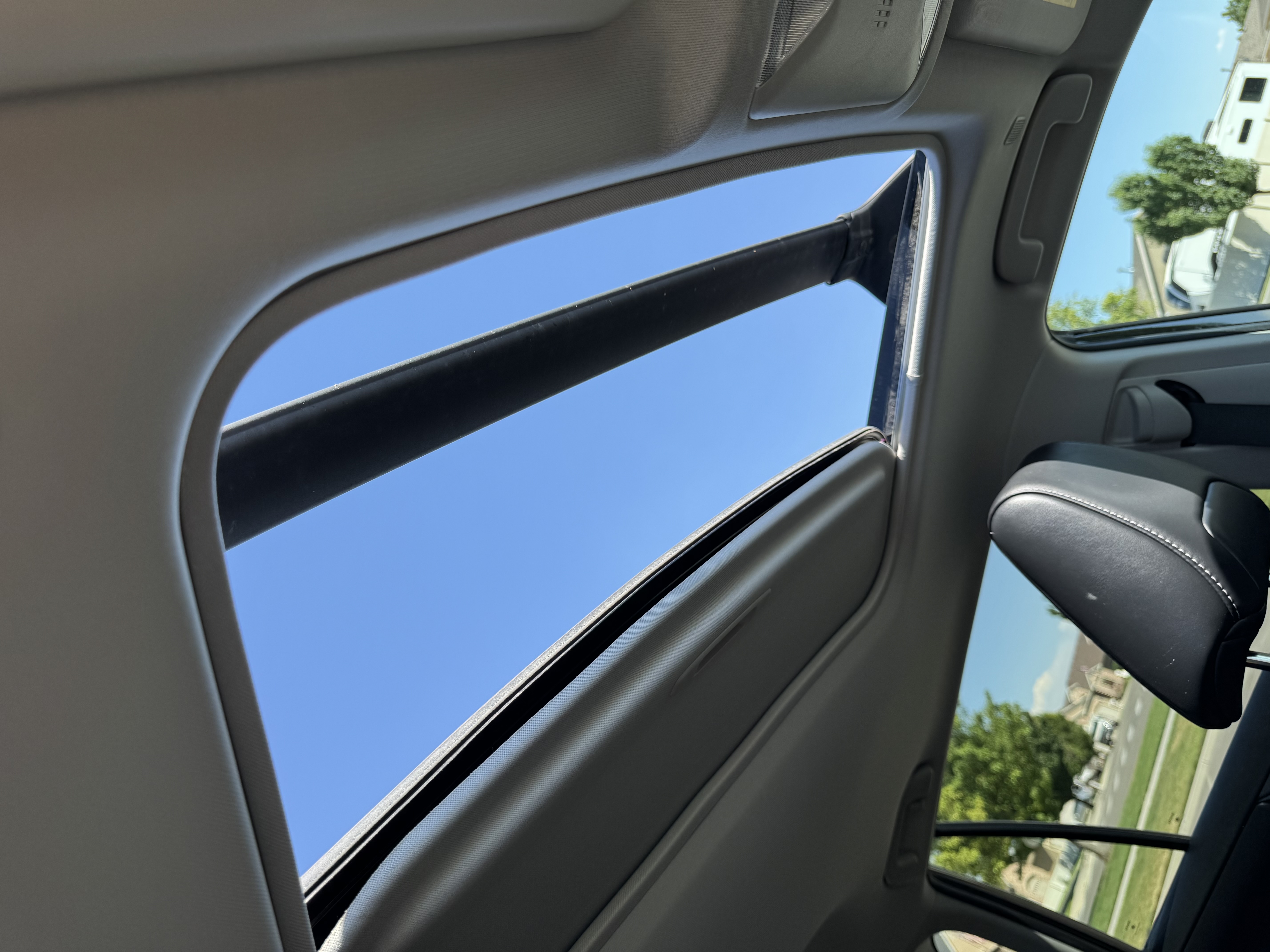 2024 TOYOTA RAV4 XLE Premium photo 4