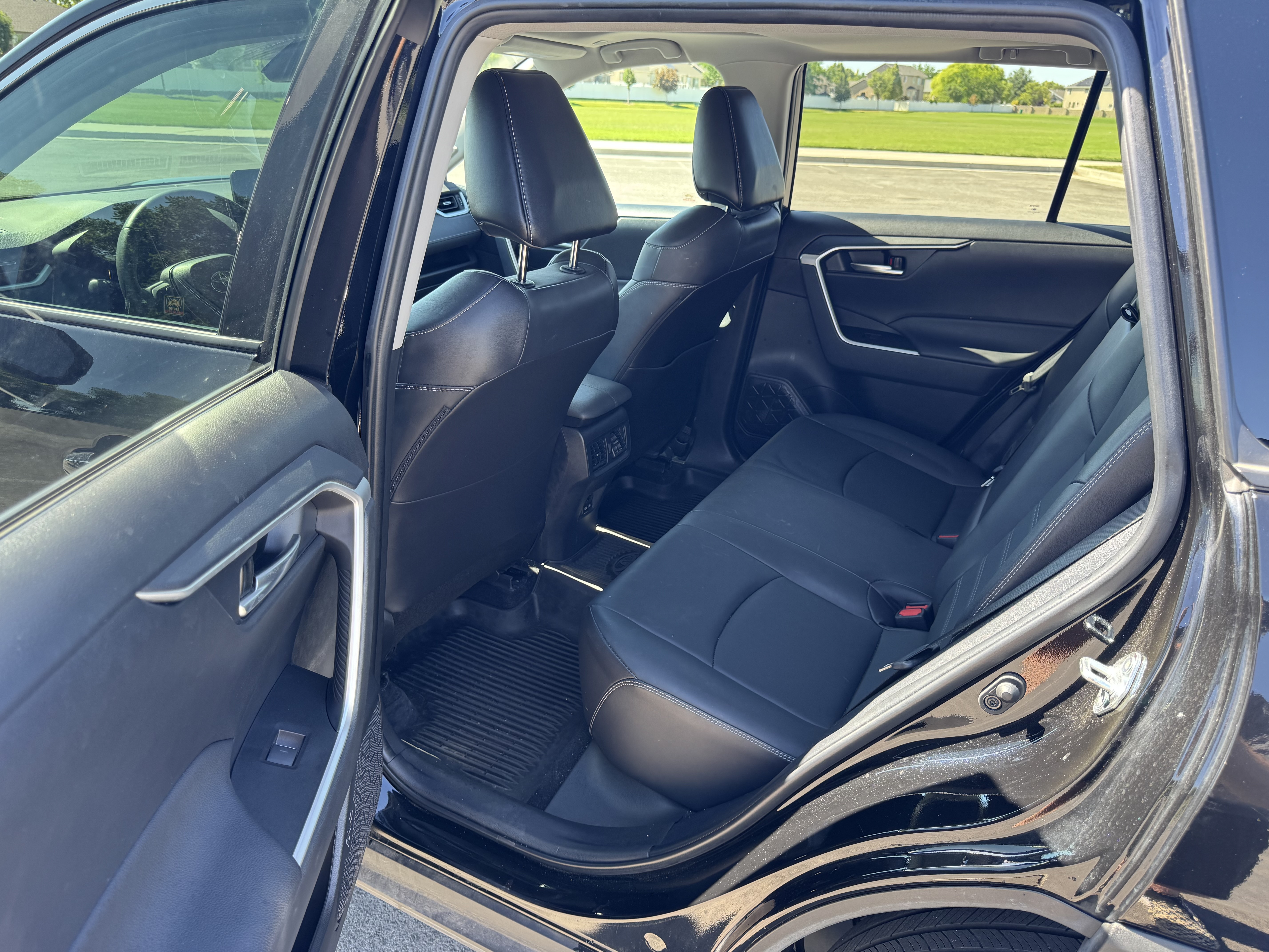 2024 TOYOTA RAV4 XLE Premium photo 21
